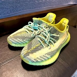 adidas Yeezy Boost 350 V2 - size 10
Yeezreel (Non-Reflective)